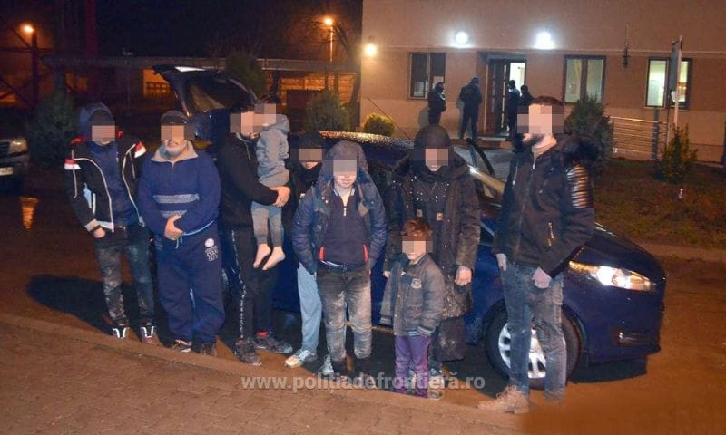 FOTO: Opt cetăţeni din Orientul Mijlociu au fost opriţi la frontiera cu Serbia