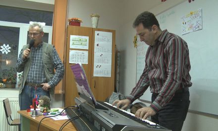 VIDEO: Actorii și cântăreții amatori din Dumbrăvița pregătesc intens spectacolul de Fărșang