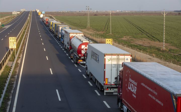 Timpi de aşteptare de peste douăsprezece ore pentru camioanele care doresc să intre în România