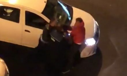 VIDEO: Un agent snopește în bătaie un bărbat tânăr –  Poliția Română anunță cercetări!