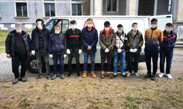 Cetățeni sirieni depistați ascunși într-un microbuz
