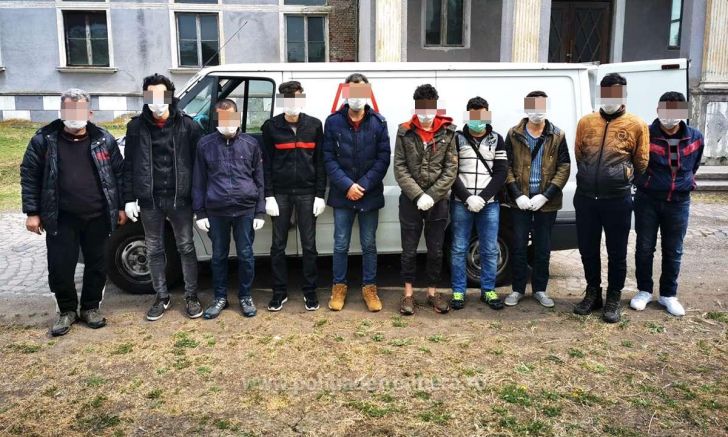 Cetățeni sirieni depistați ascunși într-un microbuz