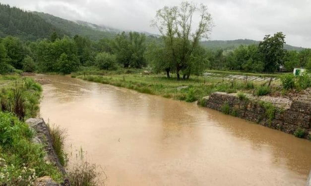 Debite de apă în creştere cu depăşiri ale cotei de pericol și inundații pe unii afluenţi ai râurilor din Banat