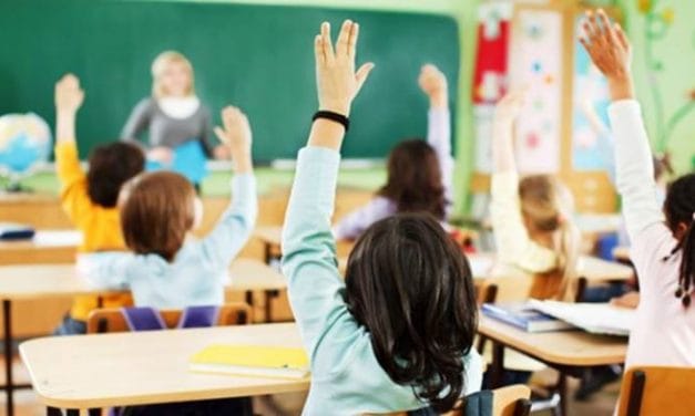 Elevii defavorizați primesc tichete sociale ca sprijin educațional