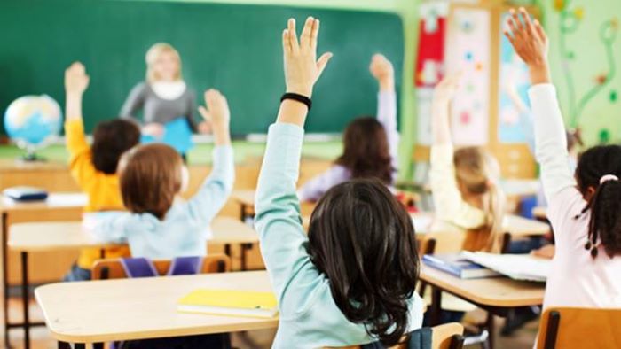 Elevii defavorizați primesc tichete sociale ca sprijin educațional