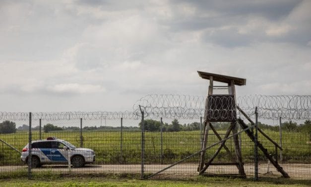 Aproximativ o sută de migranţi au încercat să intre cu forţa din Serbia în Ungaria