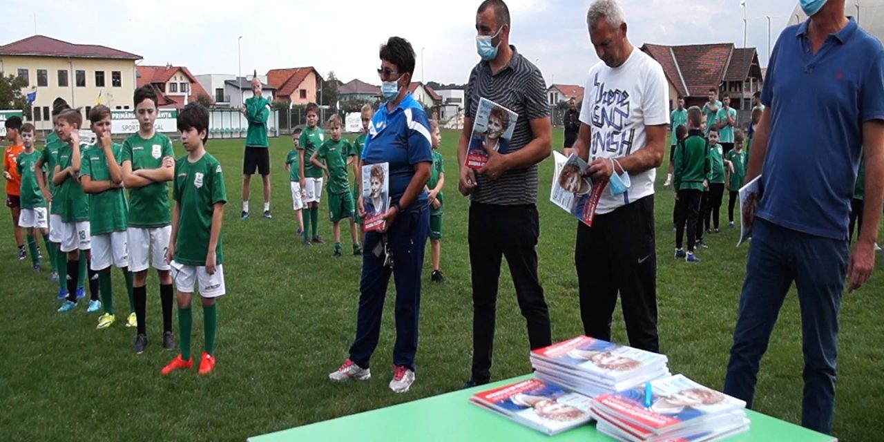 Juniorii Clubului Sportiv CSC Dumbrăvița au primit revista Născut pentru sport
