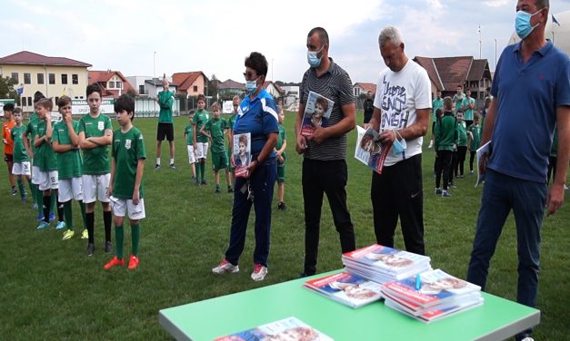 Juniorii Clubului Sportiv CSC Dumbrăvița au primit revista Născut pentru sport