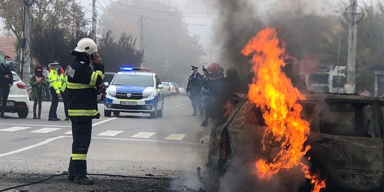 VIDEO: Mașină făcută scrum în plin centrul comunei Dumbrăvița