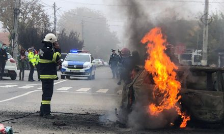 VIDEO: Mașină făcută scrum în plin centrul comunei Dumbrăvița