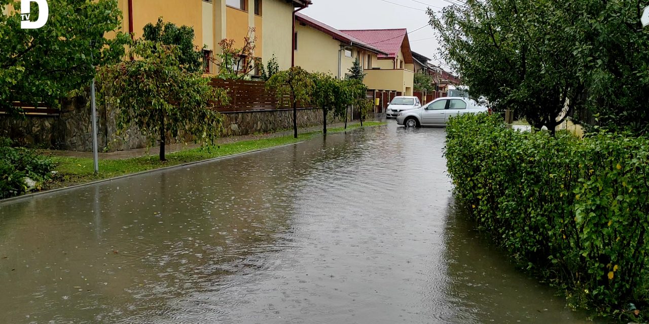 VIDEO: Mai multe străzi din comuna Dumbrăvița au fost inundate