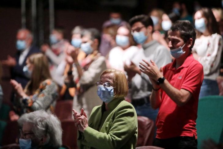 Teatrul Național Timișoara: SUNT O BABĂ COMUNISTĂ, spectacol cu public, în Sala Mare