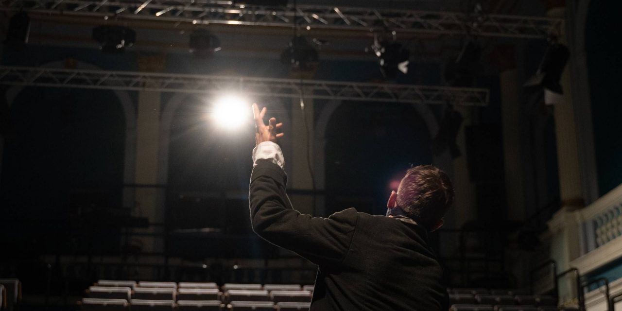 Teatrul German din Timișoara prezintă online spectacolul V.I.P – Very Isolated Person