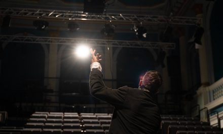 Teatrul German din Timișoara prezintă online spectacolul V.I.P – Very Isolated Person