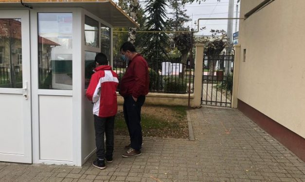 FOTO: Elevii dumbrăvițeni primesc bursele sociale și cele de merit