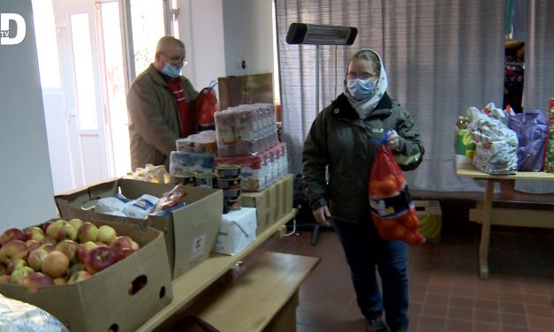 Romano-catolicii din Dumbrăvița strâng alimente pentru familii nevoiașe