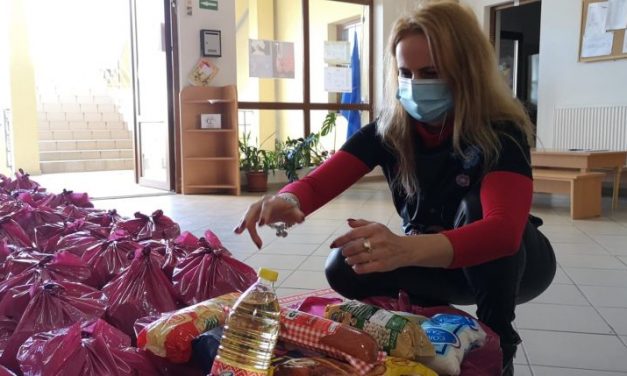 Dumbrăvița donează! Copiii de la Centrul de zi primesc Pachete de Crăciun