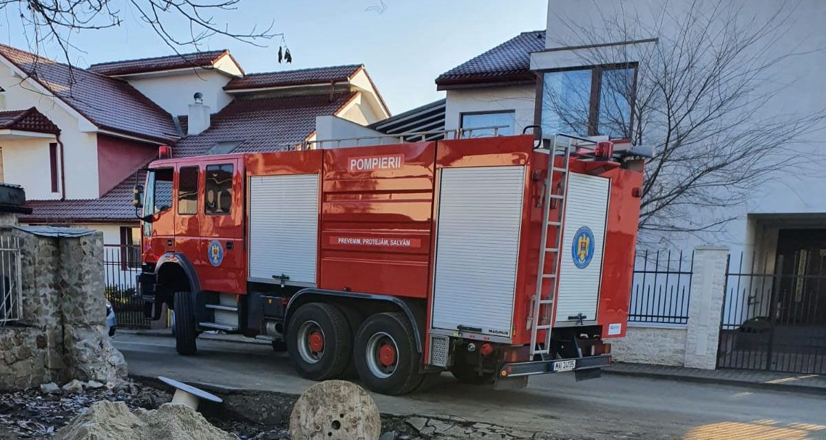 FOTO: Incendiu pe strada Olimp din Dumbrăvița
