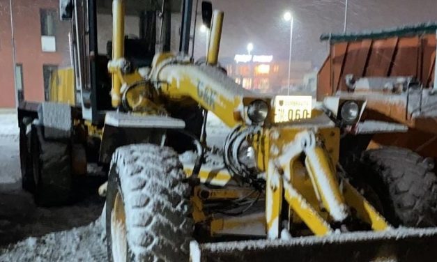 Utilajele de deszăpezire au intervenit pe mai multe străzi din Dumbrăvița