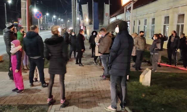 FOTO: Părinții din Dumbrăvița au protestat împotriva carantinării – PETIȚIE ONLINE