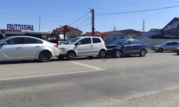 Coliziune în lanț pe o stradă din Dumbrăvița: patru mașini au fost implicate