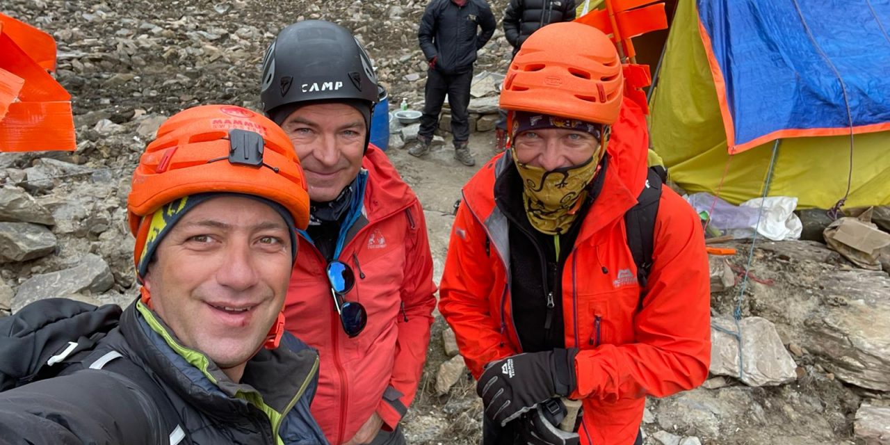 Alpiniștii români Horia Colibășanu și Marius Gane au revenit în România