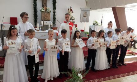 21 de copii din Dumbrăvița au primit prima Sfântă Împărtășanie