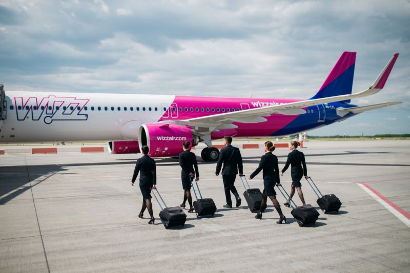 WIZZ AIR: 800 de noi însoțitori de bord urmează să fie angajați până în decembrie 2021