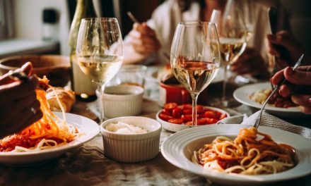 TOP 10 preparate culinare pe care să le încerci alături de un pahar cu vin într-o seară de vară