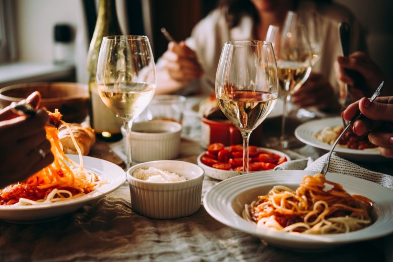 TOP 10 preparate culinare pe care să le încerci alături de un pahar cu vin într-o seară de vară