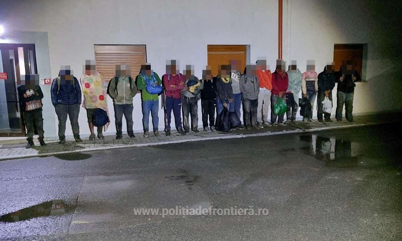 Polițiștii de frontieră au prins un grup format din 17 migranţi,  călăuziţi de un român!