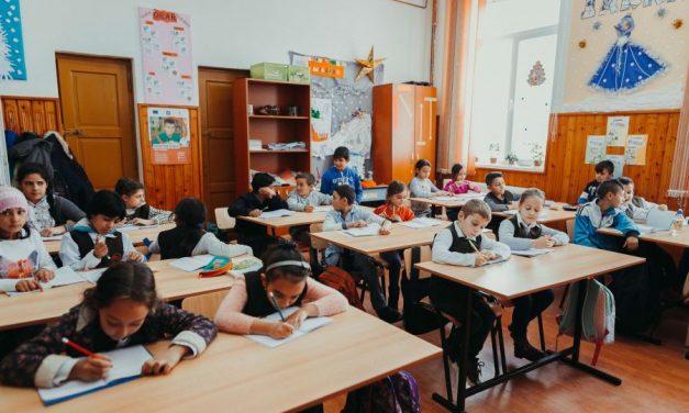 Salvați Copiii România: Serviciile educaționale dezvoltate în comunități vulnerabile reduc semnificativ riscul abandonului școlar