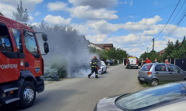 O mașină electrică a fost cuprinsă de flăcări, pe o stradă din Dumbrăvița!