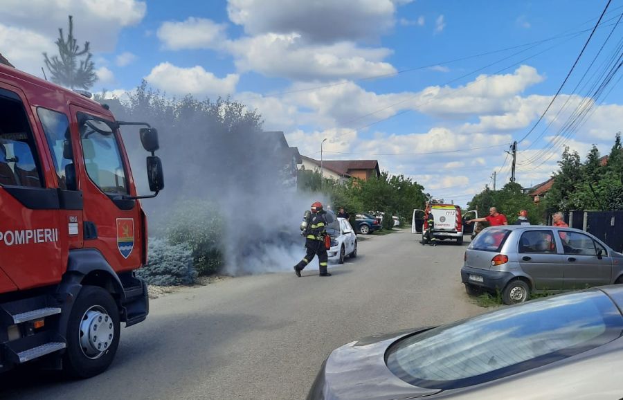 O mașină electrică a fost cuprinsă de flăcări, pe o stradă din Dumbrăvița!