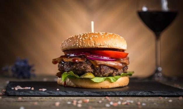 Burgerii au depășit pizza în topul celor mai comandate preparate de către români în ultimul an