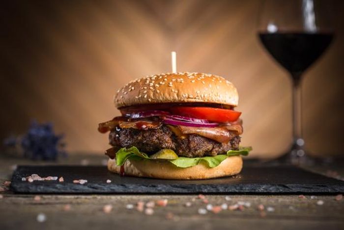 Burgerii au depășit pizza în topul celor mai comandate preparate de către români în ultimul an