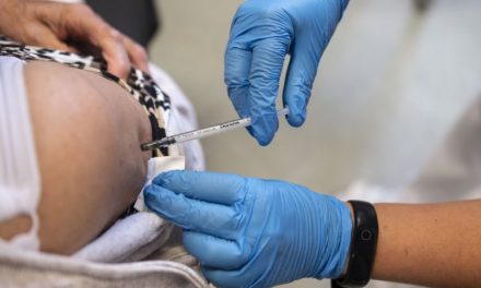 Centrul de Vaccinare Dumbrăvița: Cei mai mulți vin pentru administrarea celei de-a treia doze de vaccin