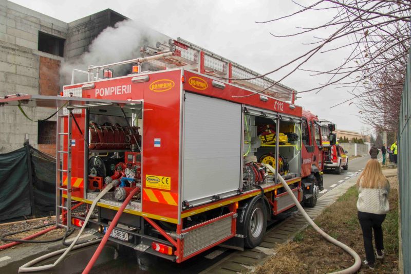 FOTO: Incendiu în Dumbrăvița – ISU BANAT a intervenit repede cu 5 autospeciale și 18 pompieri