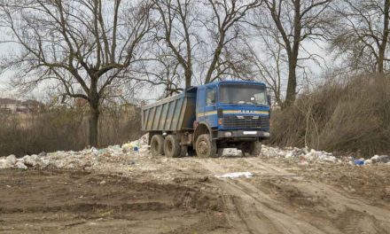 FOTO: Poliția Locală Dumbrăvița l-a prins în flagrant! Un timișorean arunca gunoiul cu camionul