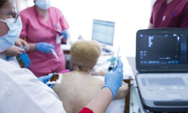 Procedura medicală vitală pentru reducerea presiunii asupra plămânilor, într-un centru oncologic din Timișoara