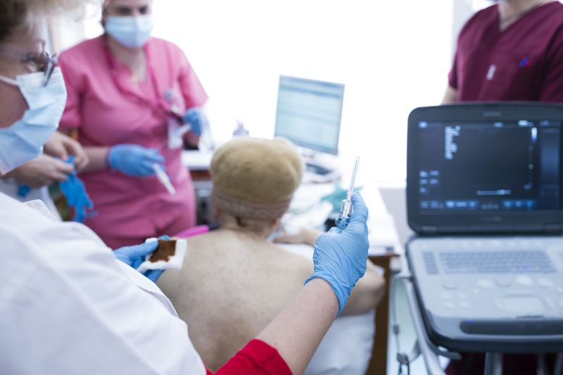 Procedura medicală vitală pentru reducerea presiunii asupra plămânilor, într-un centru oncologic din Timișoara