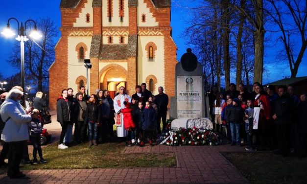 FOTO: Dumbrăvițenii au sărbătorit Ziua Maghiarilor de Pretutindeni |Március 15. Újszentesen