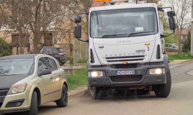 GALERIE FOTO – Nu parcați pe carosabil! A început măturatul și spălatul străzilor din Dumbrăvița!