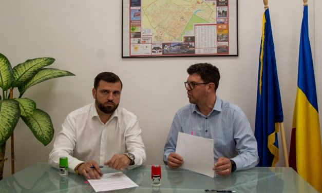 FOTO: Contract istoric pentru comuna Dumbrăvița – Asfaltare, îngroparea rețelelor, trotuare, spațiu verde, iluminatul stradal și colectarea apei pluviale, toate  într-un singur proiect