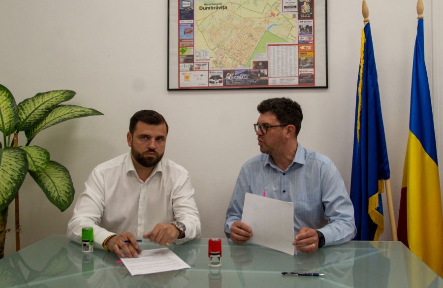FOTO: Contract istoric pentru comuna Dumbrăvița – Asfaltare, îngroparea rețelelor, trotuare, spațiu verde, iluminatul stradal și colectarea apei pluviale, toate  într-un singur proiect