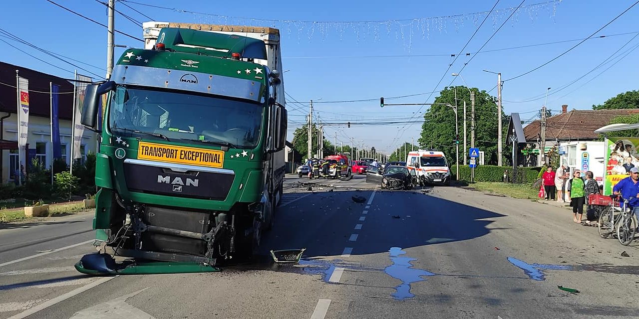 FOTO: Accident violent în fața Primăriei Dumbrăvița | UPDATE: Ce spun polițiștii de la IPJ Timiș