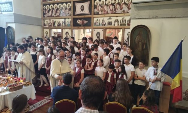FOTO: Ziua Eroilor, sărbătorită în comuna Dumbrăvița