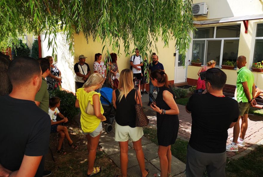 FOTO: Părinții și angajații Centrului de Zi au primit din nou garanții pentru continuarea activităților – Protest în curtea Primăriei Dumbrăvița