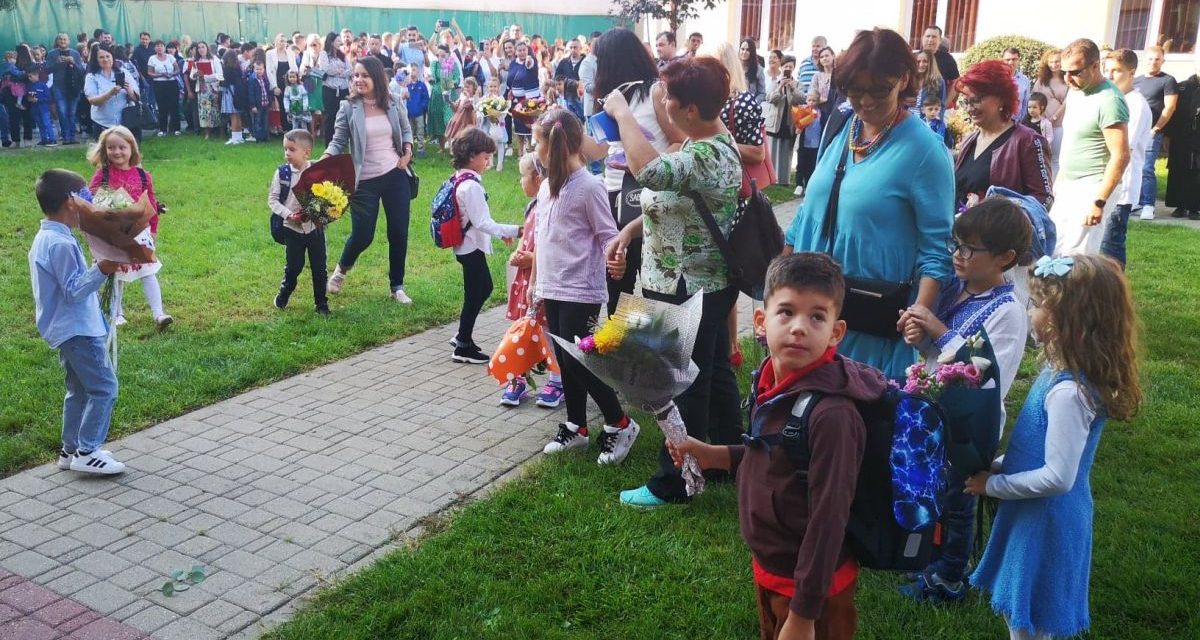 FOTO+VIDEO de la deschiderea anului școlar | Câți elevi vor studia în DUMBRĂVIȚA | Vom avem din nou un învățător!