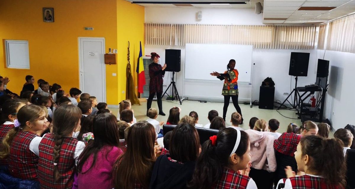 IDENTITATE ÎN DIVERSITATE – Zeci de elevi din Dumbrăvița s-au bucurat de spectacolul Povești Africane
